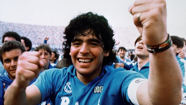 Diego Maradona luego de ganar su primera Serie A en 1987.