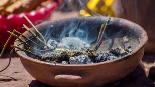 Cómo sahumar con 6 ingredientes que tenés en tu casa y qué beneficios trae cada uno