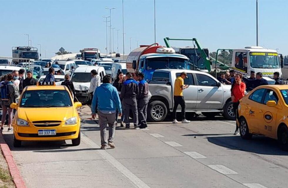 Córdoba: un camión quedó sin frenos y provocó el choque de 13 autos