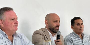 El senador Felipe Michlig, el ministro de Desarrollo Productivo, Gustavo Puccini y el presidente comunal de Moises Ville, Marcelo Lind