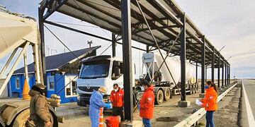 Este mismo consta de la colocación del Comando Único de Operativo Provincial Móvil de Protección Civil, en el sector de la balanza al norte de la isla, donde se practica a los choferes el test de antígenos.