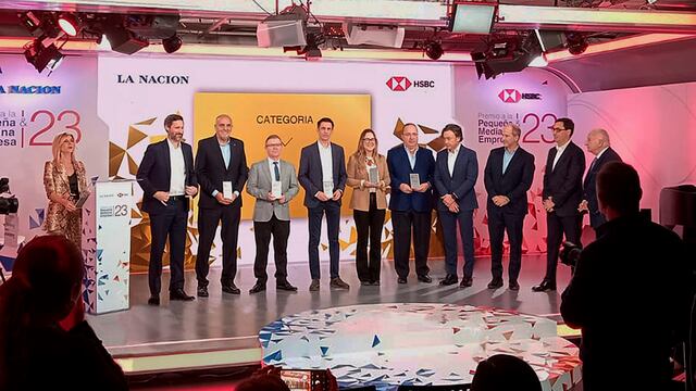 Andrés Ferrero (tercero desde la izquierda) recibió el premio en nombre de Deisa