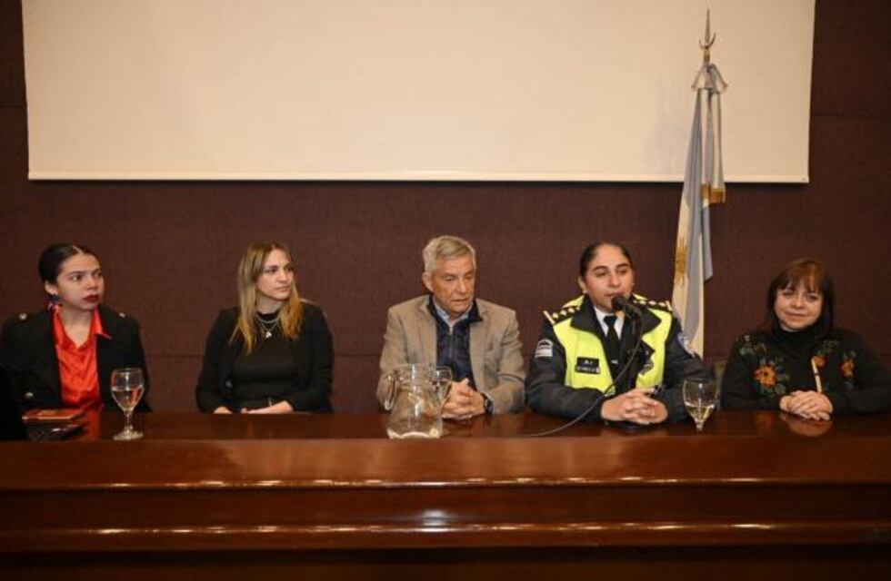 Policías reciben certificado por capacitarse en Género y Diversidad