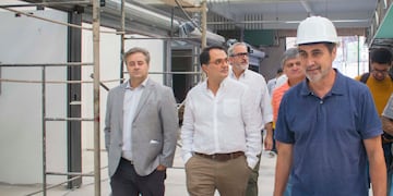 En primer plano Gastón Millón, Lisandro Aguiar y Aldo Montiel, durante la recorrida por las obras del Mercado Municipal "6 de Agosto", en San Salvador de Jujuy.