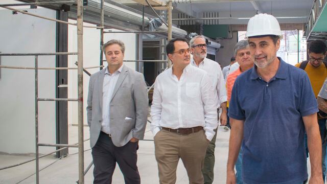 En primer plano Gastón Millón, Lisandro Aguiar y Aldo Montiel, durante la recorrida por las obras del Mercado Municipal "6 de Agosto", en San Salvador de Jujuy.