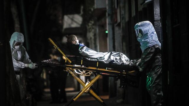 Médicos trasladan a un enfermo de coronavirus en Buenos Aires, Argentina. (EFE/Juan Ignacio Roncoroni)