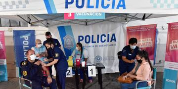Comenzaron a vacunar a los efectivos de la Policía en la Provincia de Buenos Aires.
