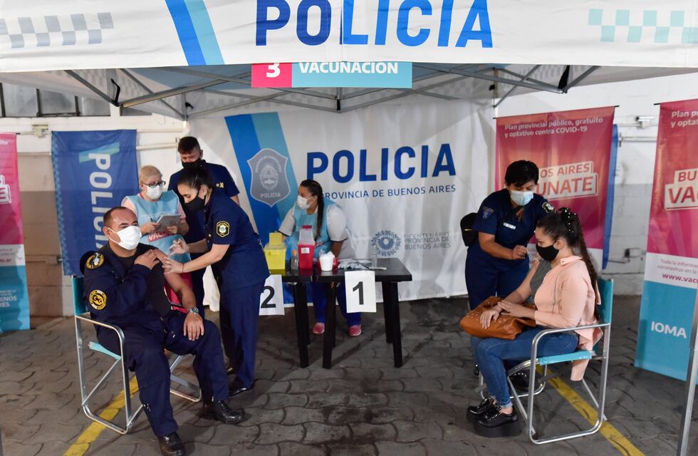 Comenzaron a vacunar contra el coronavirus al personal de las fuerzas de seguridad en la provincia de Buenos Aires