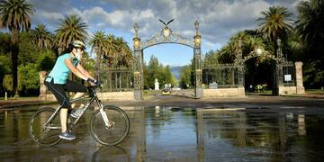 Por las intensas lluvias, cortaron el tránsito en el ingreso al Parque San Martín por los Portones
