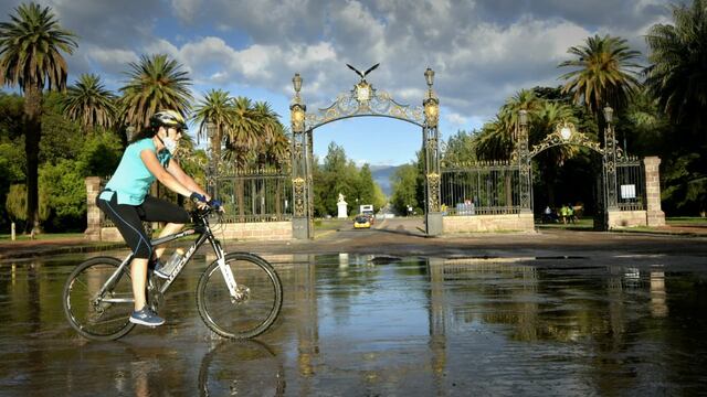 Por las intensas lluvias, cortaron el tránsito en el ingreso al Parque San Martín por los Portones