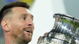 El futbolista de Inter Miami levantó el trofeo este lunes a la medianoche en Estados Unidos.