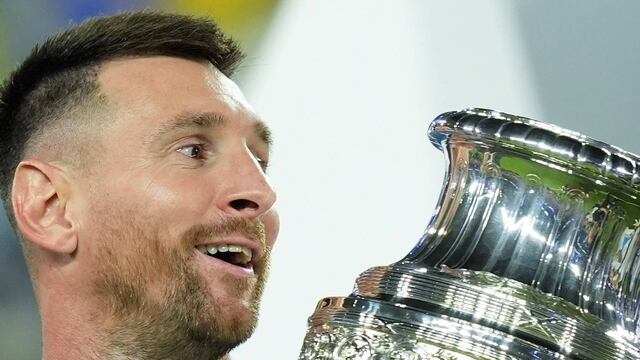 El futbolista de Inter Miami levantó el trofeo este lunes a la medianoche en Estados Unidos.