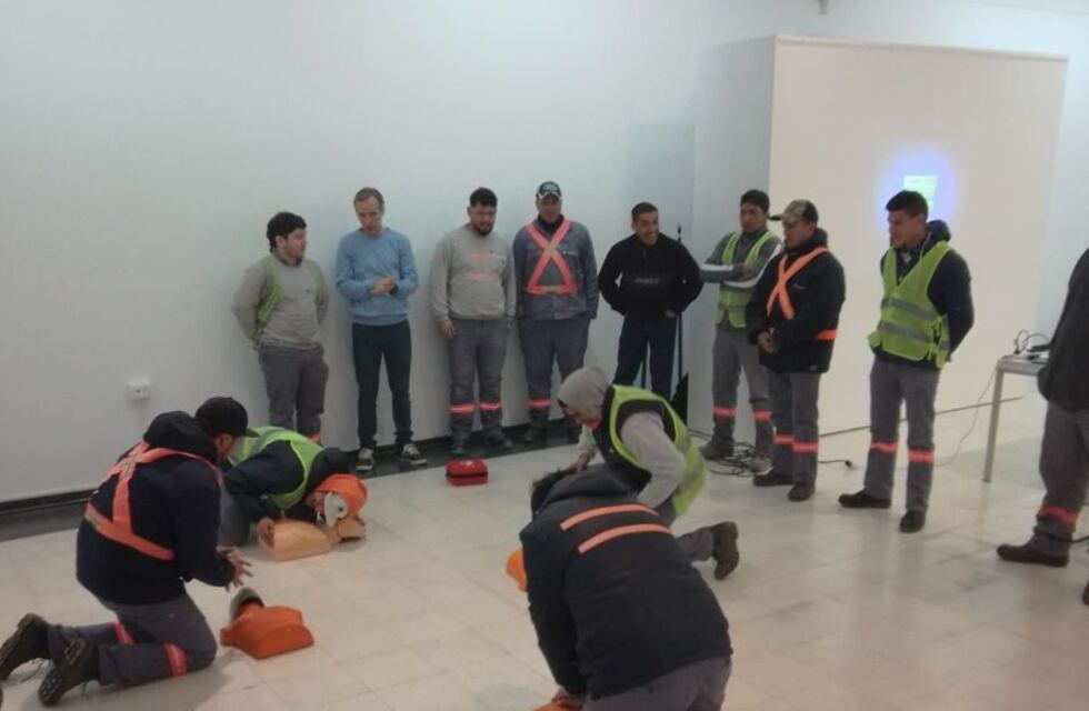 ICEDeL capacitó en RCP, Primeros Auxilios y DEA al personal de Espacios Verdes