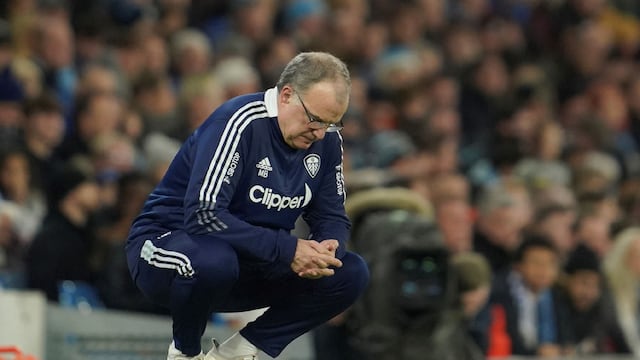 Marcelo Bielsa quedó muy golpeado con la amplia goleada sufrida por el Leeds ante el City. (AP)