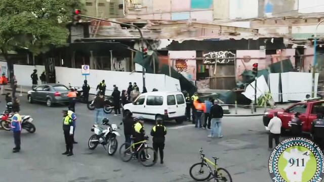 En un edificio de dos plantas en demolición en la esquina de Catamarca y Corrientes.