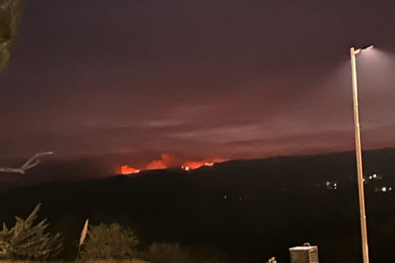 El incendio en la Quebrada del Condorito sigue activo y trabajarán toda la noche para intentar contenerlo.