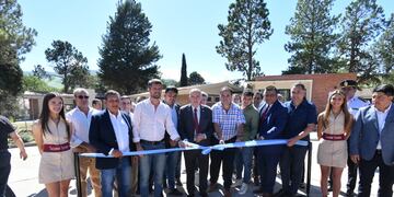 Corte de cinta en la Hostería La Angostura.