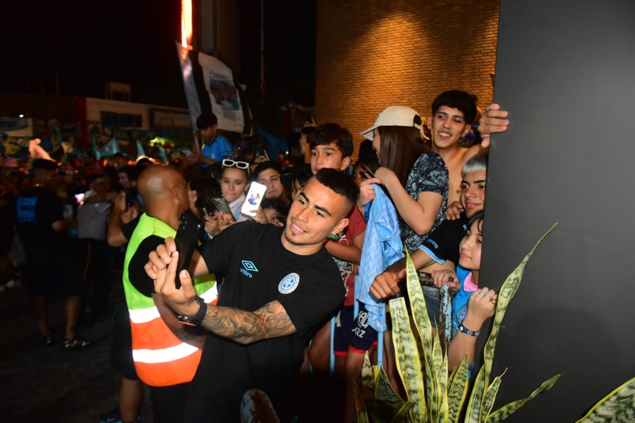 Banderazo de los hinchas del Pirata antes del clásico. (Nicolás Bravo / La Voz).