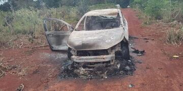Violento asalto a un remisero en Puerto Esperanza: encontraron el vehículo incendiado.