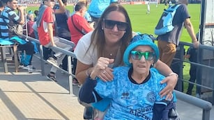 Mildred, junto a su hija Paula en el Gigante. A los 78 cumplió el deseo de ir a la cancha y alentar a Belgrano.
