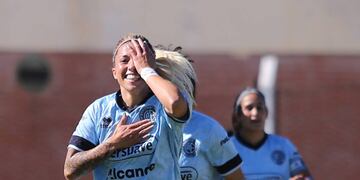 Mayra Acevedo celebrando el primer gol ante Claypole (Belgrano)