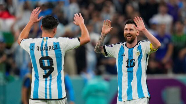 Julián Álvarez y Lionel Messi formaron una gran dupla de ataque en la Copa del Mundo, (AP)