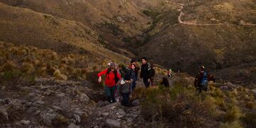 Una postal única. Eso fue lo que disfrutaron este viernes las 100 personas que subieron al cerro La Banderita al pie de la ciudad de La Falda. (La Voz)