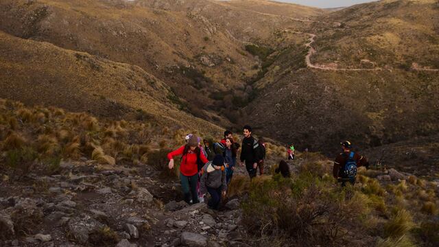Una postal única. Eso fue lo que disfrutaron este viernes las 100 personas que subieron al cerro La Banderita al pie de la ciudad de La Falda. (La Voz)