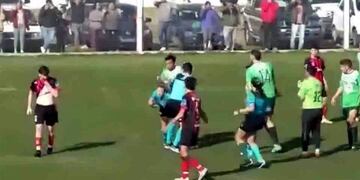 La cobarde agresión que sufrió la árbitra Dalma Cortaldi de parte del futbolista Cristian Tirone del club Garmense. (Imagen de TV)