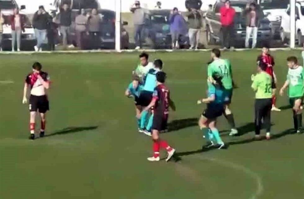 Desesperado pedido sobre el futbolista que agredió a la árbitro: “Están empujando a una persona a que se quite la vida”