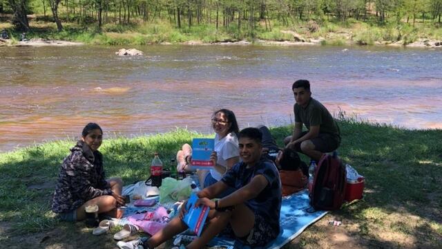 Personal de la Agencia Córdoba Turismo entregó kits sanitarios a visitantes del Río San Antonio.