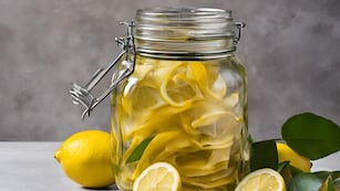 Dónde colocar un frasco con cáscara de limón para atraer dinero durante octubre 2025, según el Feng Shui.