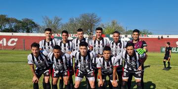 Argentino Peñarol debió esforzarse ante Camioneros, pero sigue arriba (Prensa Argentino Peñarol).