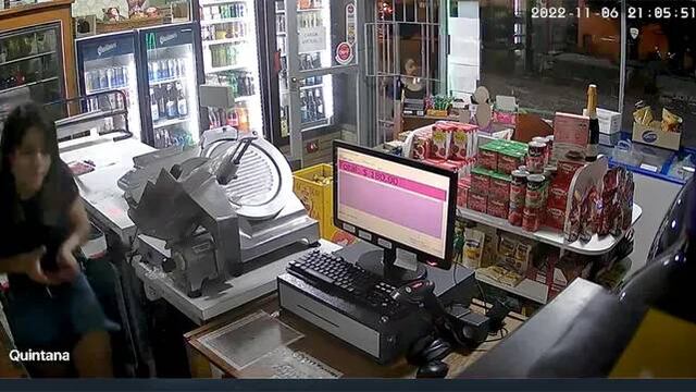 El momento en el que se produce la balacera en Rosario y una nena termina herida.
