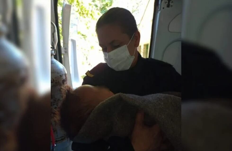 Policía reanimó a un bebé que se había ahogado en un balde de agua en Candelaria