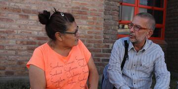 Juan Scavino dialogando con vecinos de Rafaela
