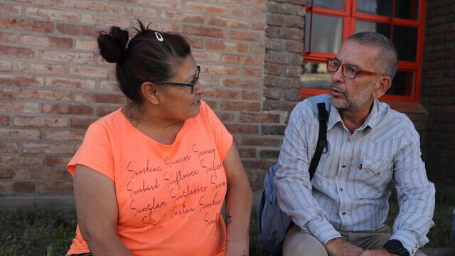 Juan Scavino dialogando con vecinos de Rafaela