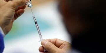 El Ministerio de Salud separó a una colaboradora por vacunar con una jeringa vacía a una mujer en el parque Benegas. Gentileza