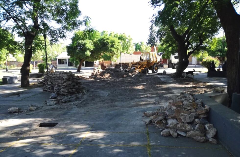 Continúan las tareas de remodelación de la tradicional plaza Independencia