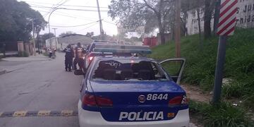 Patrullero atacado a pedradas en Villa Siburu. El niño atropellado fue llevada a una clínica. (Policía)
