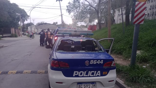 Patrullero atacado a pedradas en Villa Siburu. El niño atropellado fue llevada a una clínica. (Policía)