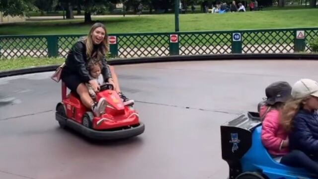 Gandolfo y Nina en los autitos eléctricos.