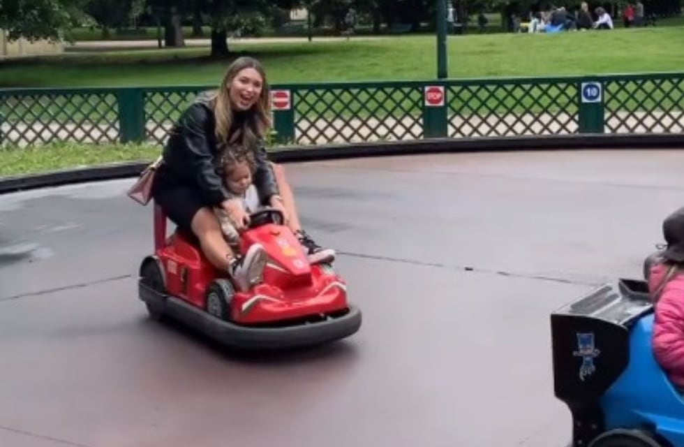 Divertido paseo en autitos eléctricos de Agustina Gandolfo y Nina: ¿quién de la dos lo disfrutó más?