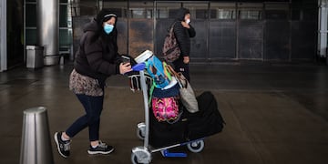 Ante el aumento de casos, también limitan los acompañantes en el aeropuerto de Ezeiza.