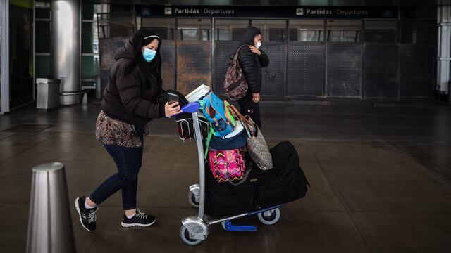 Ante el aumento de casos, también limitan los acompañantes en el aeropuerto de Ezeiza.