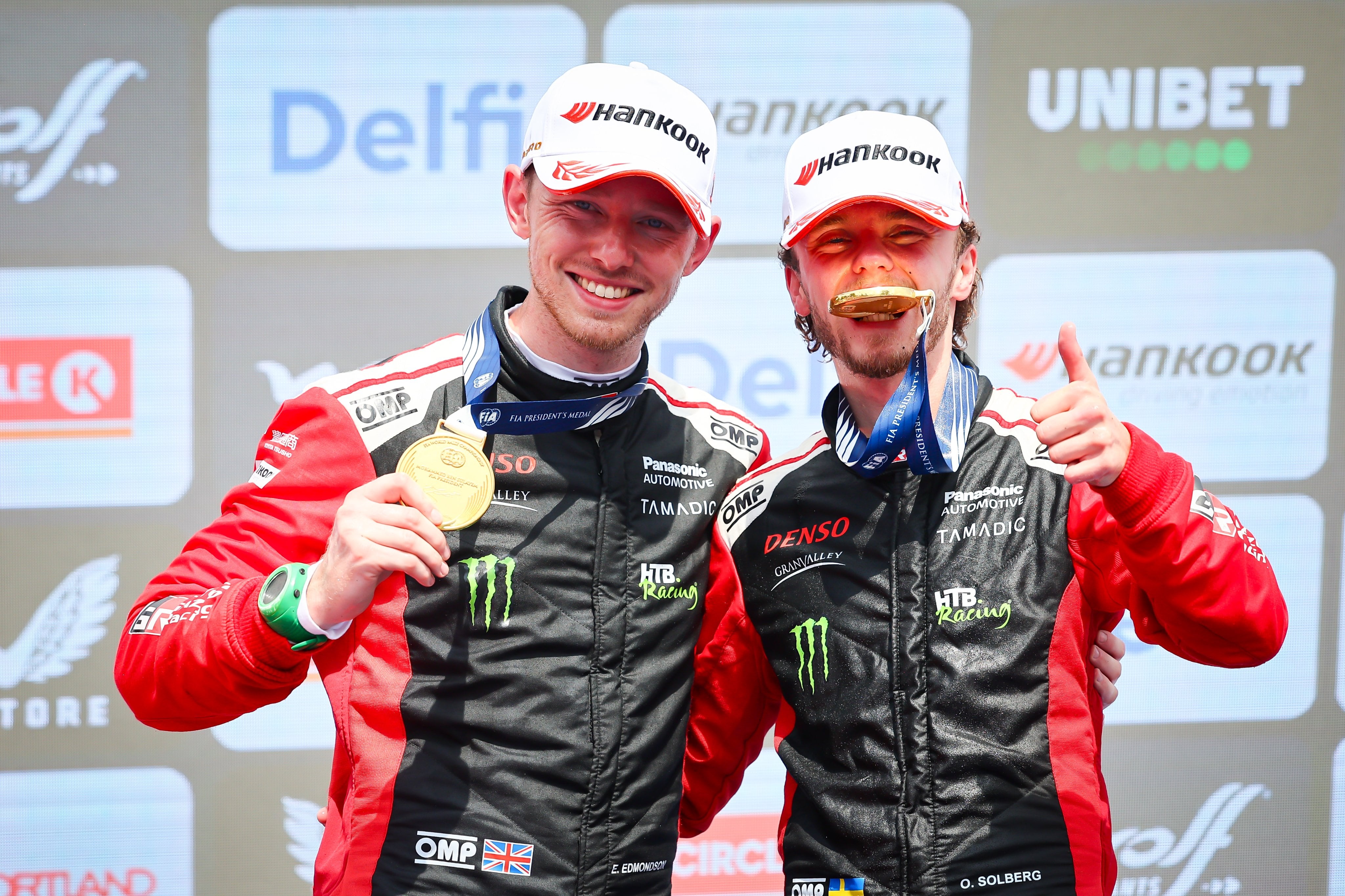 Oliver Solberg (a la derecha) y su navegante, Elliott Edmondson.