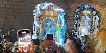 La bajada de la imagen de la "Mamita del Cerro" de Punta Corral hacia la parroquia Nuestra Señora de los Dolores, de Tumbaya, culminó en horas de la noche del domingo.