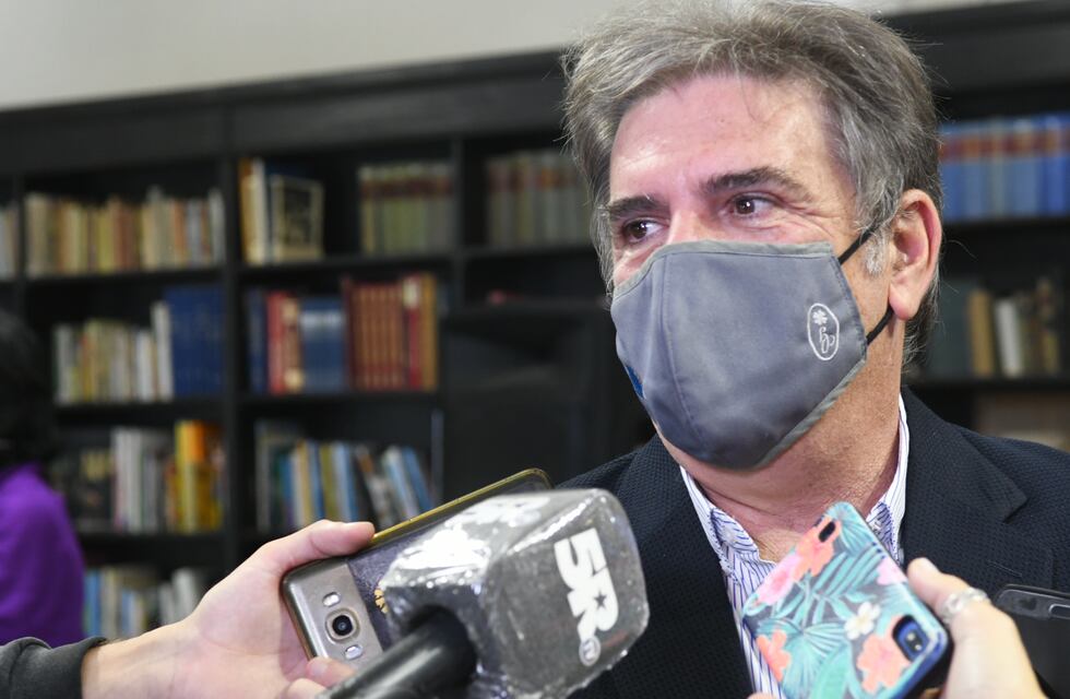 Piden que Jorge Llonch se retracte por vacunación en el Ministerio de Cultura