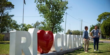Mientras caminaba por la Costanera de Río Cuarto, el policía vio cuando el menor no podía mantenerse a flote en el río. (Fotos: Municipalidad de Río Cuarto)