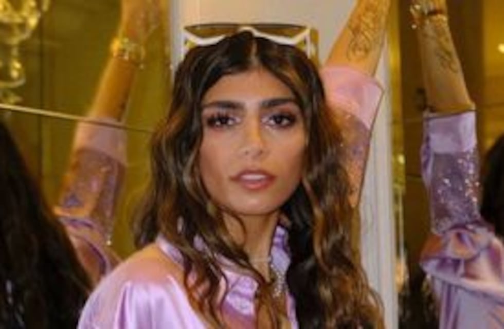 Mia Khalifa levantó suspiros en Instagram con un short de jean con un detalle en la parte de atrás